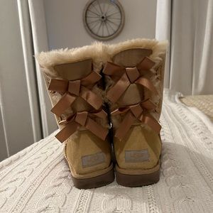 Classic Cream Women’s 8 Bailey Bow UGG Boots